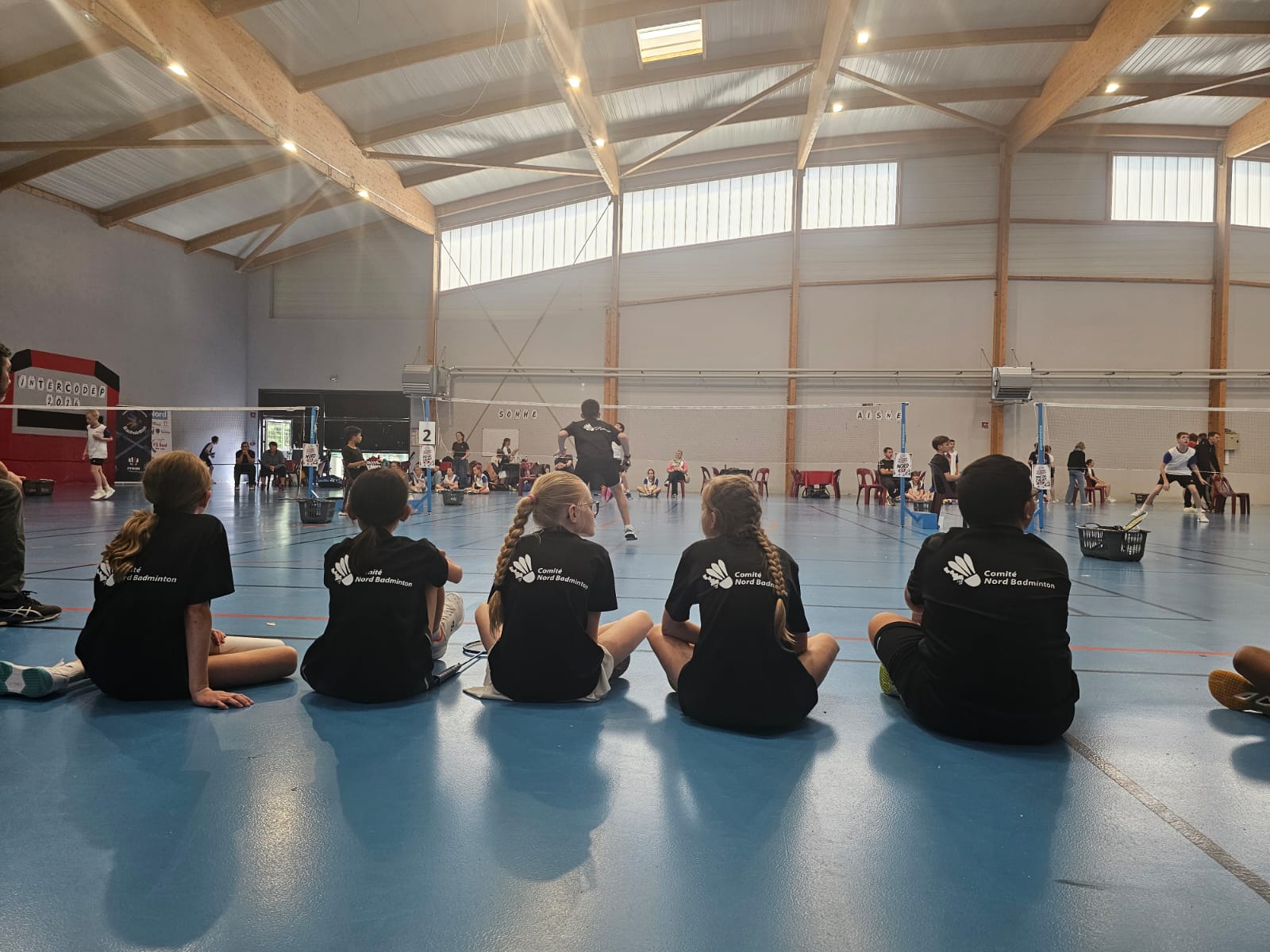 Des membres du collectif du Nord au bord des terrains de badminton